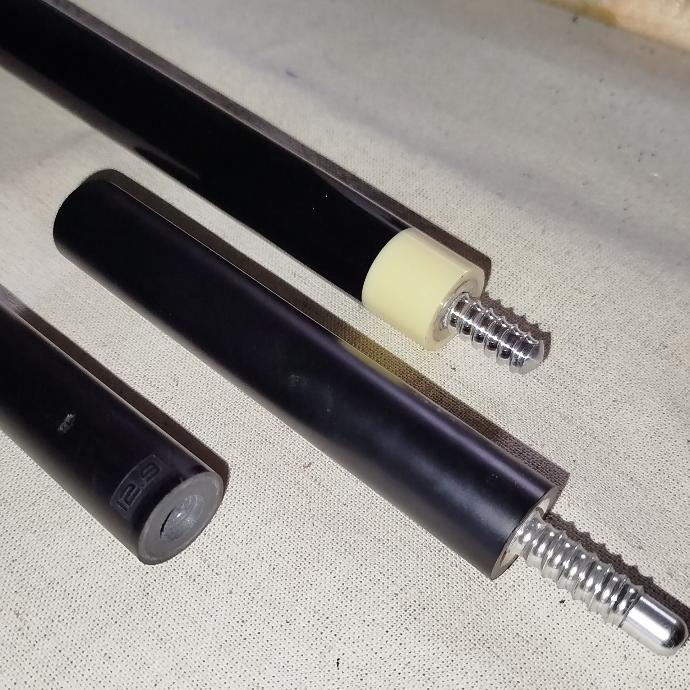 GePe-Biljarts Keu met gereviseerd tussen-stuk. De uitleining was zeer slecht van de fabriek uit.