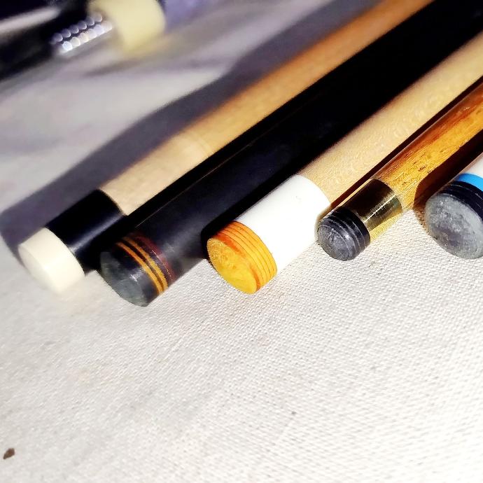 GePe-Biljarts Verscheidene gereviseerde snooker en pool keuen en 1 break keu