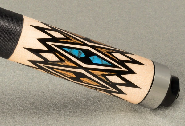 Keu met zwart-turkoois inlegwerk op esdoorn - McDermott Star S83 Maple met prongs