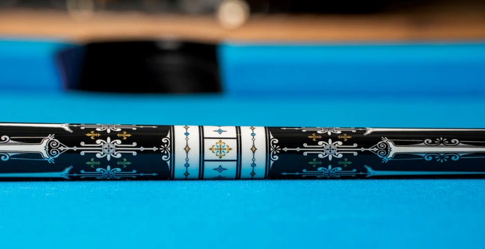 Keu op het laken, detail van de joint - McDermott Star S88 Zwart Maple Special