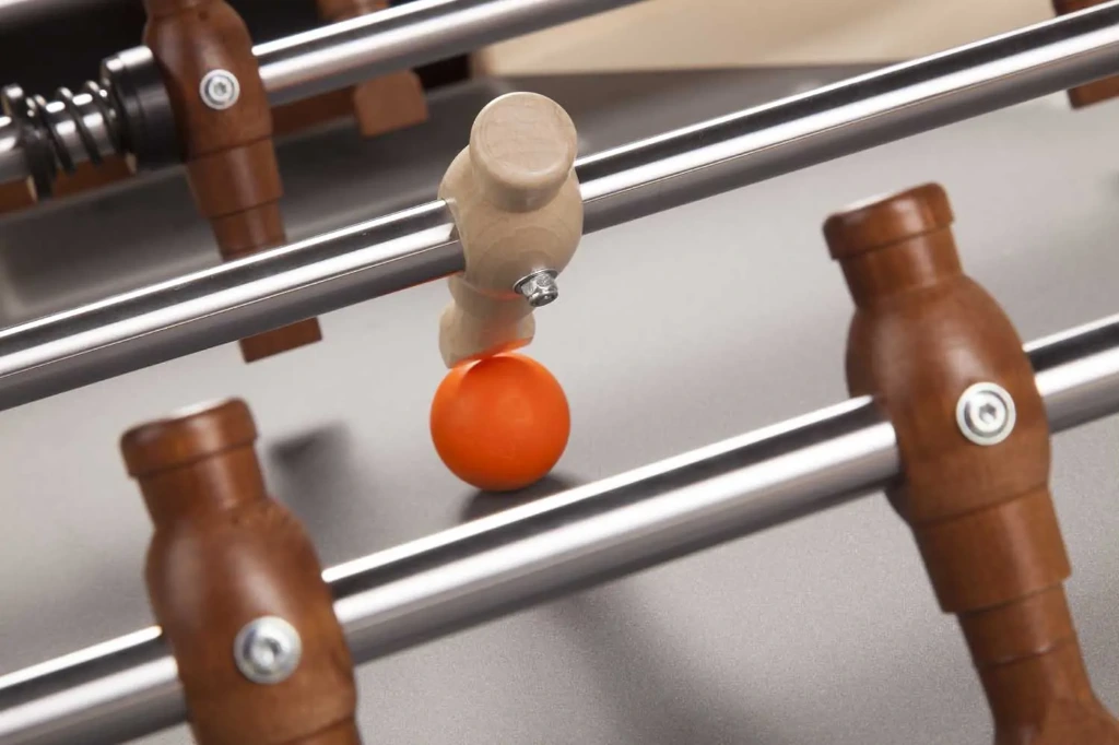 Tafelvoetbal met houten poppen en oranje bal - Jupiter Star
