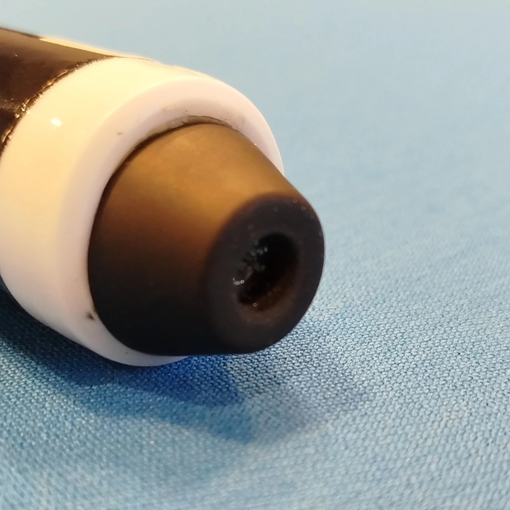 Close-up van een ferrule met versleten pomerans - Talon voor schroefje