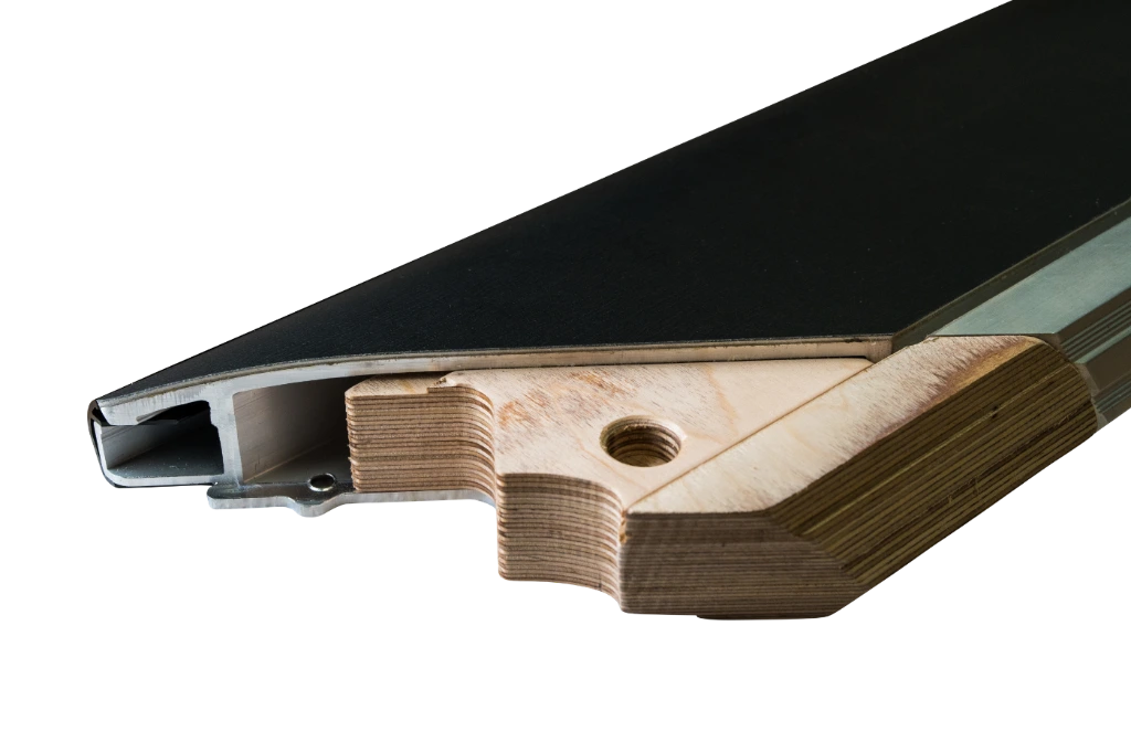 Doorsnede van een bandrail met multiplex en aluminium - Pooltafel Clash Steel Pro Alumen