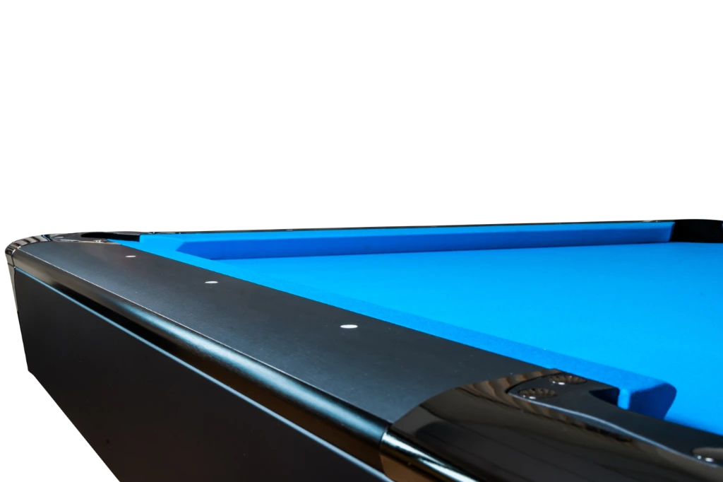Hoek van een pooltafel met blauw laken - Pooltafel Clash Steel Pro Alumen