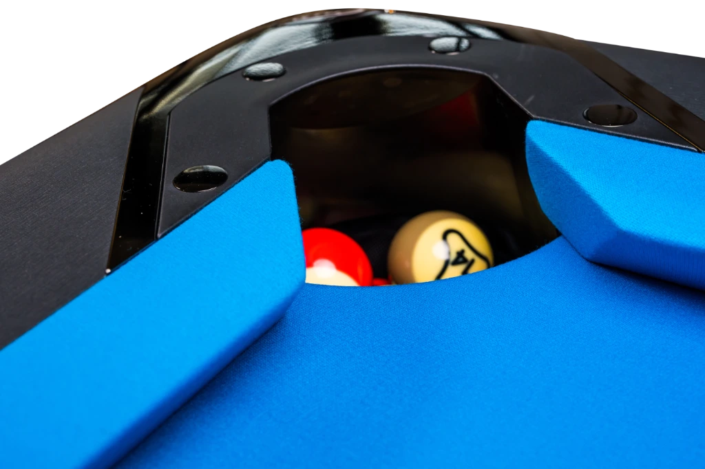 Hoekpocket met ballen erin - Pooltafel Clash Steel Pro Alumen